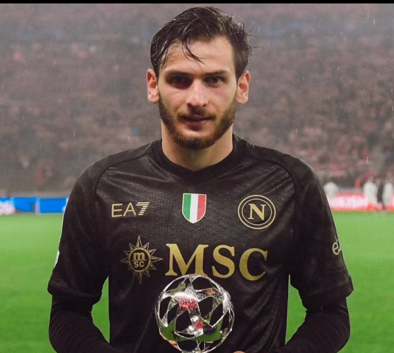 赛前体能课后，那不勒斯官宣签约备战德甲，更衣室稳定，身体对抗强度拉满