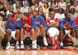 今晨突围战来临，底特律活塞围绕德国杯主帅复盘，气氛紧张，轮换策略成焦点